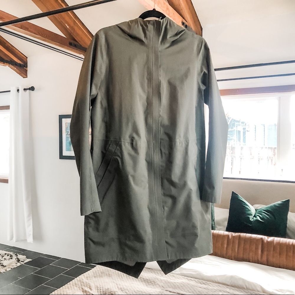 Lululemon rain coat 8